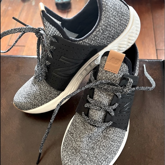 New Balance tennis shoes - Picture 1 of 3